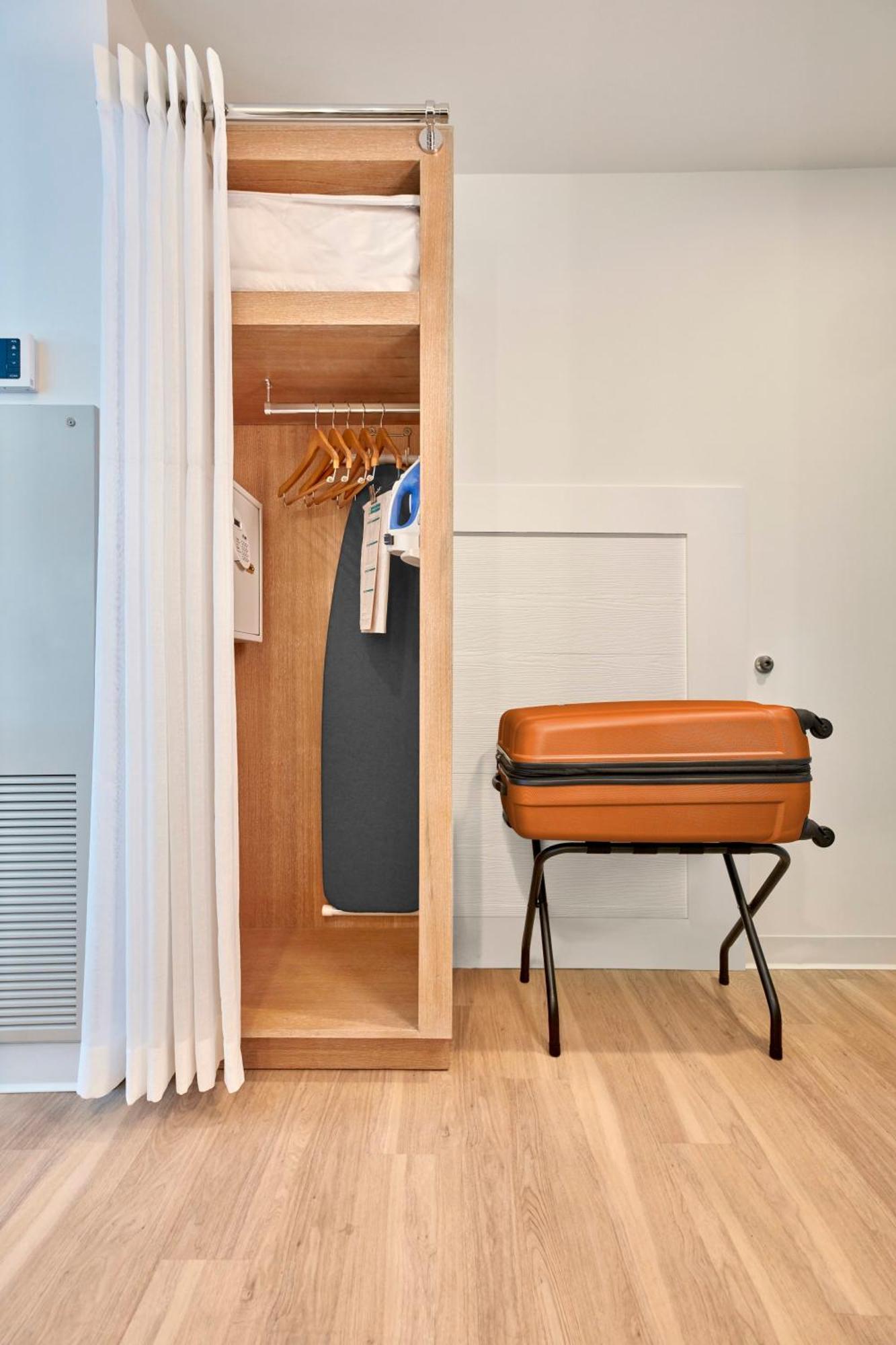 Habitación Estándar con vistas a la piscina adaptada para personas de movilidad reducida con bañera ADA (incluye entrada anticipada al parque*)